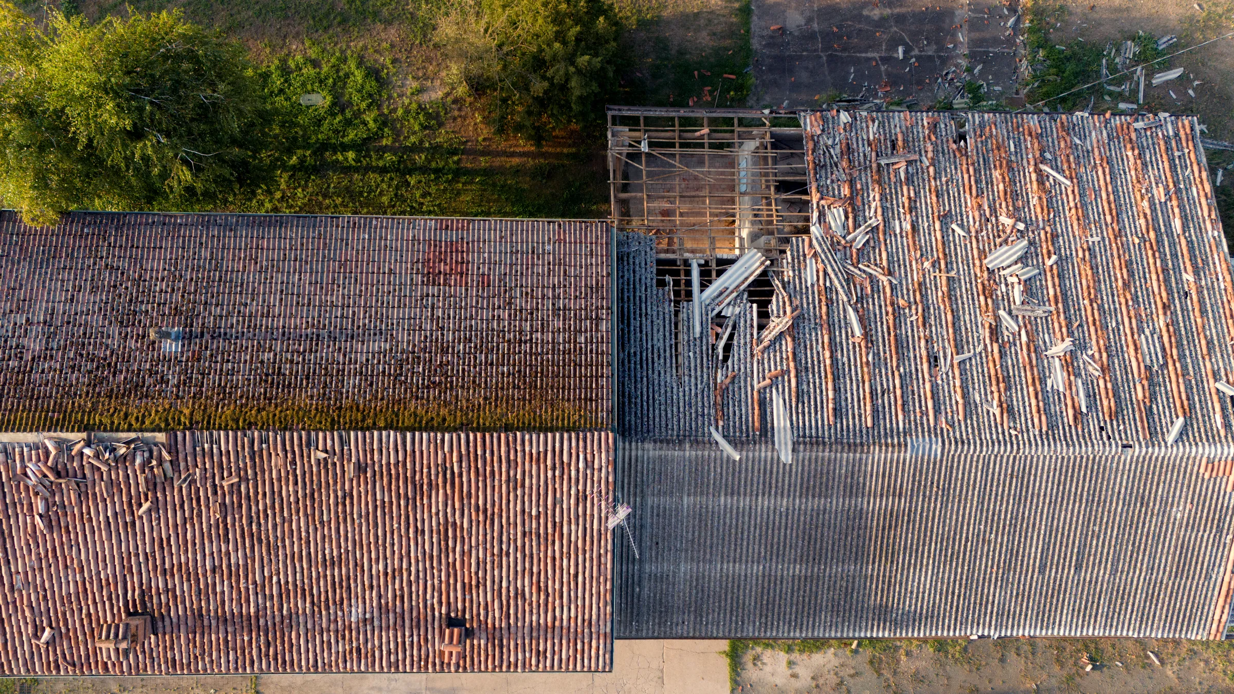 Sturmschaden an einem Hallendach, senkrecht von oben aus der Drohne aufgenommen